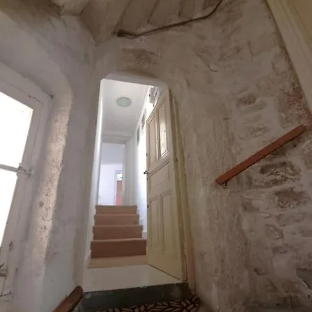 Le Petit Ecusson A La Cathedrale 尼姆