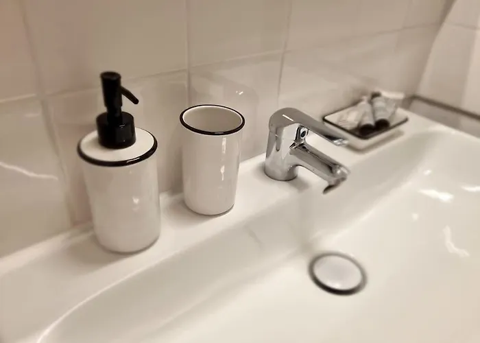 Le Petit Ecusson A La Cathedrale Nimes