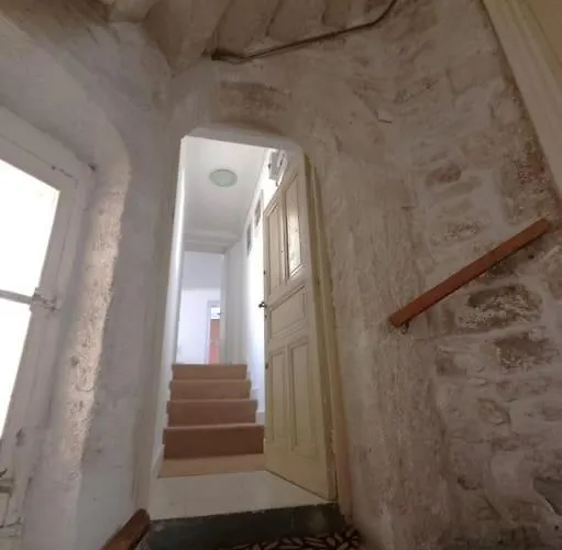 Le Petit Ecusson à La Cathédrale Nimes