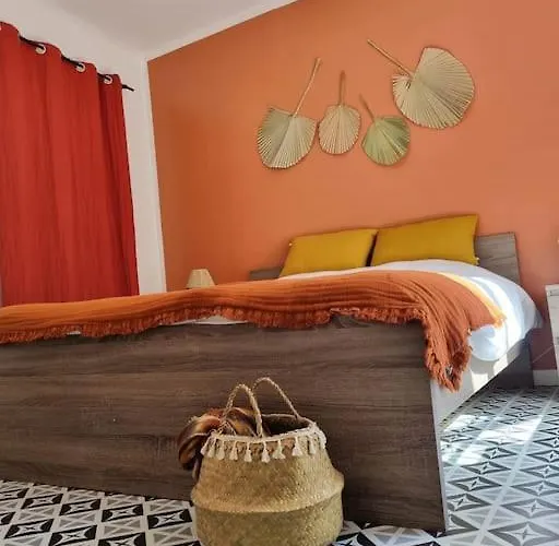 Le Petit Ecusson A La Cathedrale Nimes